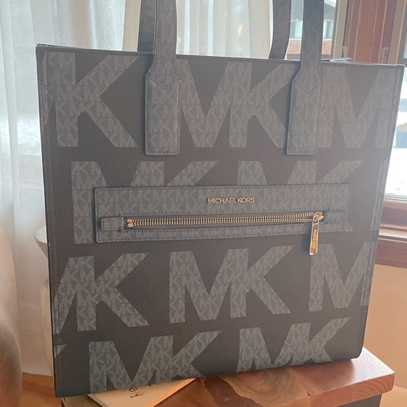 Michael Kors Handbags - Brand Michael Kors tote bag